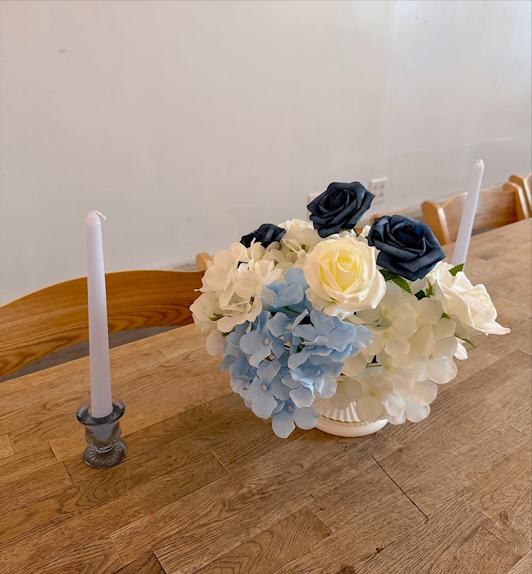 Blue & white table flowers by Party Land